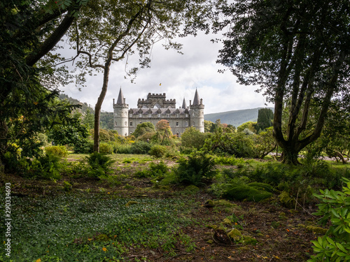 Vue sur le chateau d'Inveraray (Ecosse) et ses jardins