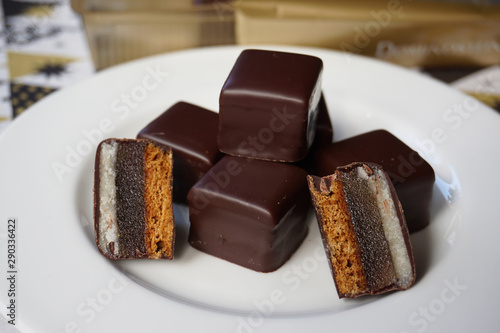 Klassische Dominosteine mit dunkler Schokolade - Adventsgebäck Lebkuchen zu Weihnachten photo