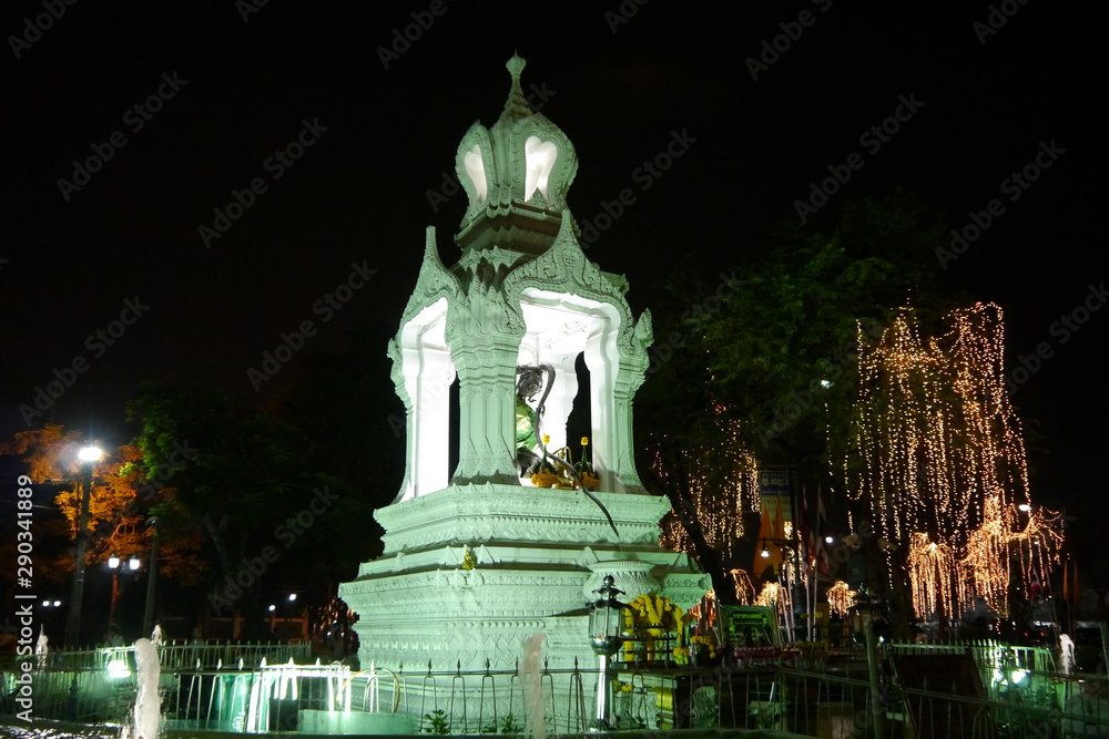 Bangkok: Shrine Göttin Mae Thorani bei Nacht