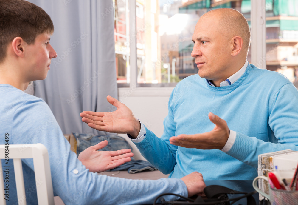 Obraz premium Father lecturing his teenage son