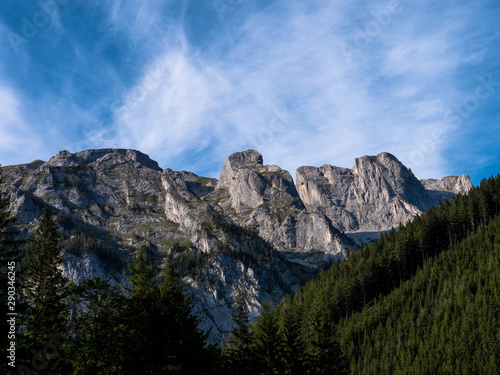 Ansicht der Hochschwab Südseite mit Zinken, Großer Beilstein und Stangenwand mit blauem Himmel und leichten Schleierwolken