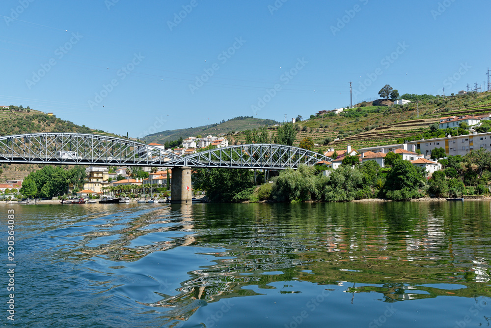 Pinhao vom Fluss aus gesehen, Douro, Portugal