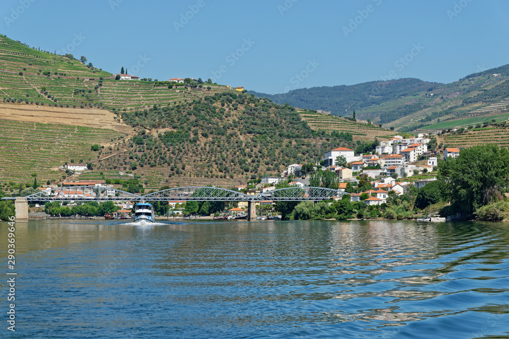 Pinhao vom Fluss aus gesehen, Douro, Portugal