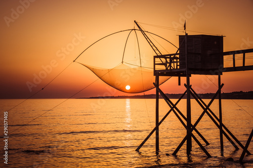 Pêcherie de la Bernerie en Retz face au coucher de soleil © jef 77