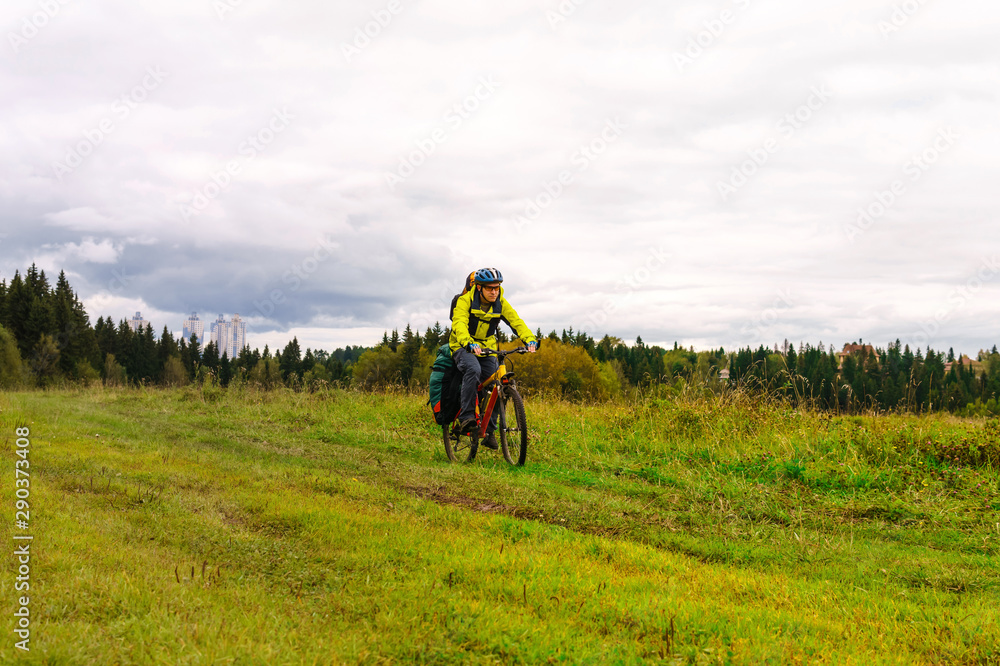 Obraz premium cyclist traveler rides through the natural landscape