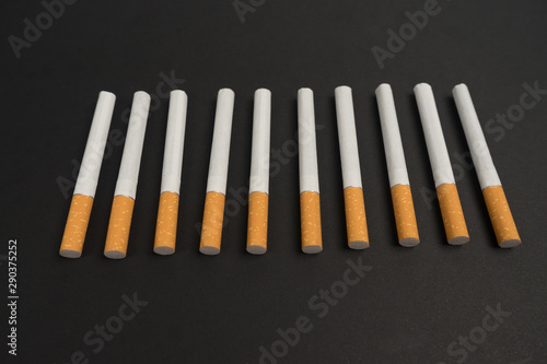 Серия Снимков сигарет и пепельницы на черном и белом фоне