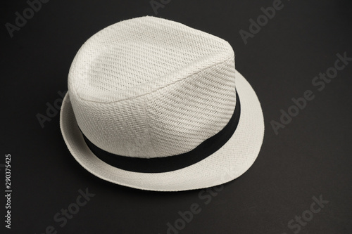 Белая шляпа на черном фоне
