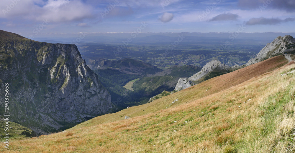 Panorama na Dolinę Małej Łaki, Wielką Turnię i Giewont z okolicy Kopy Kondrackiej (w dole wloty do jaskiń - Jaskinia Wielks Śnieżna)
