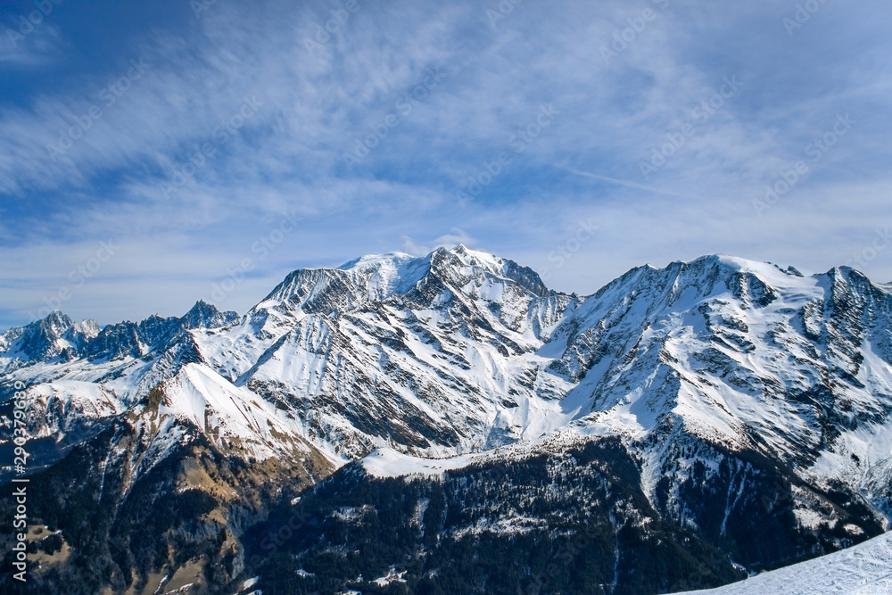 Obraz premium Francuska strona masywu Mont Blanc w słoneczny dzień. Chamonix Haute-Savoi, Francja.