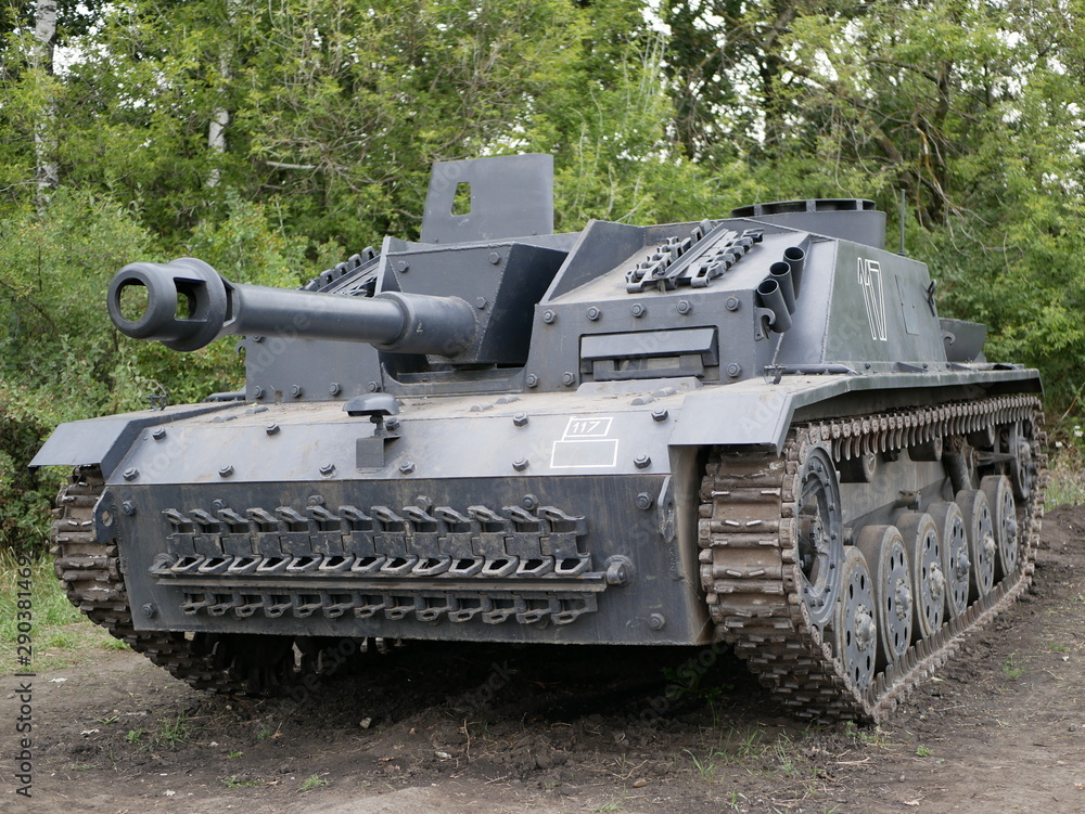 Gepanzerte Selbstfahrlafette für Sturmgeschütz III. Restored German self-propelled assault gun StuG-3. camouflage. Reconstruction of military equipment. World war II tank. Armored vehicles. Crawler. 