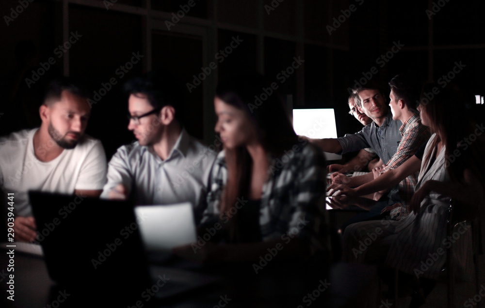 Obraz premium tired employees discussing business problems