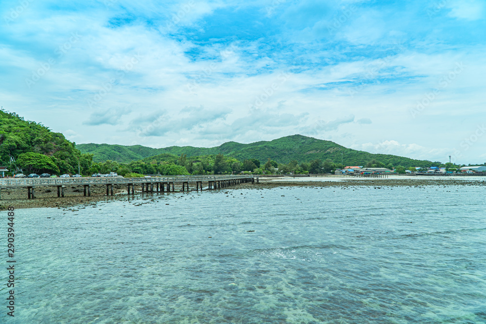 The Samae San Pier Bridge is long and connects to the pier to Samae San Island. .You can walk to see coral reefs and fish in the tide.