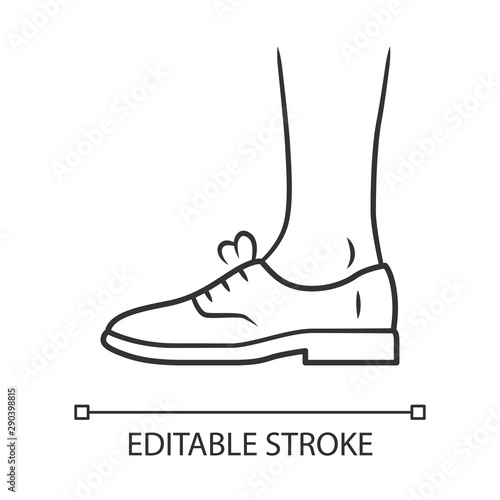 Brogues linear icon. Women and men leather oxford shoes. Stylish formal elegant footwear. Office fashion. Editable stroke. Thin line illustration. Contour symbol. Vector isolated outline drawing