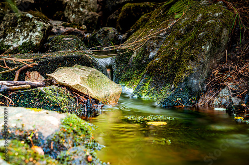 Fototapeta Naklejka Na Ścianę i Meble -  Mały wodospad na górskim potoku