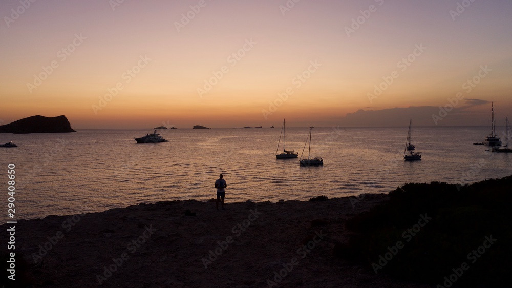 un hombre mirando la Puesta del Sol, mar, yacht, 