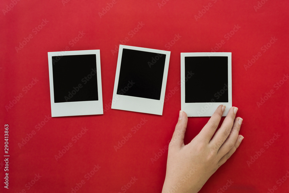 blank polaroids on a red background - obrazy, fototapety, plakaty 