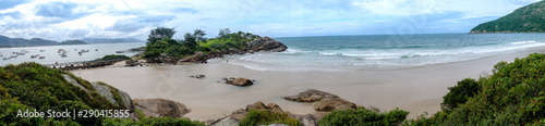 Panoramica de la playa Armacao de la isla Florianopolis Brasil © Eduard