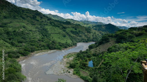Río entre montañas, paisaje de las cordilleras de Colombia,