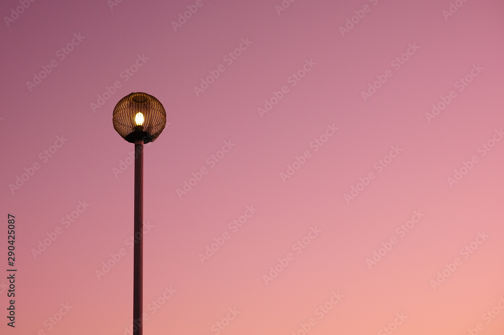 夕暮れ時 街灯の灯り 夕暮れ時 街灯の灯り