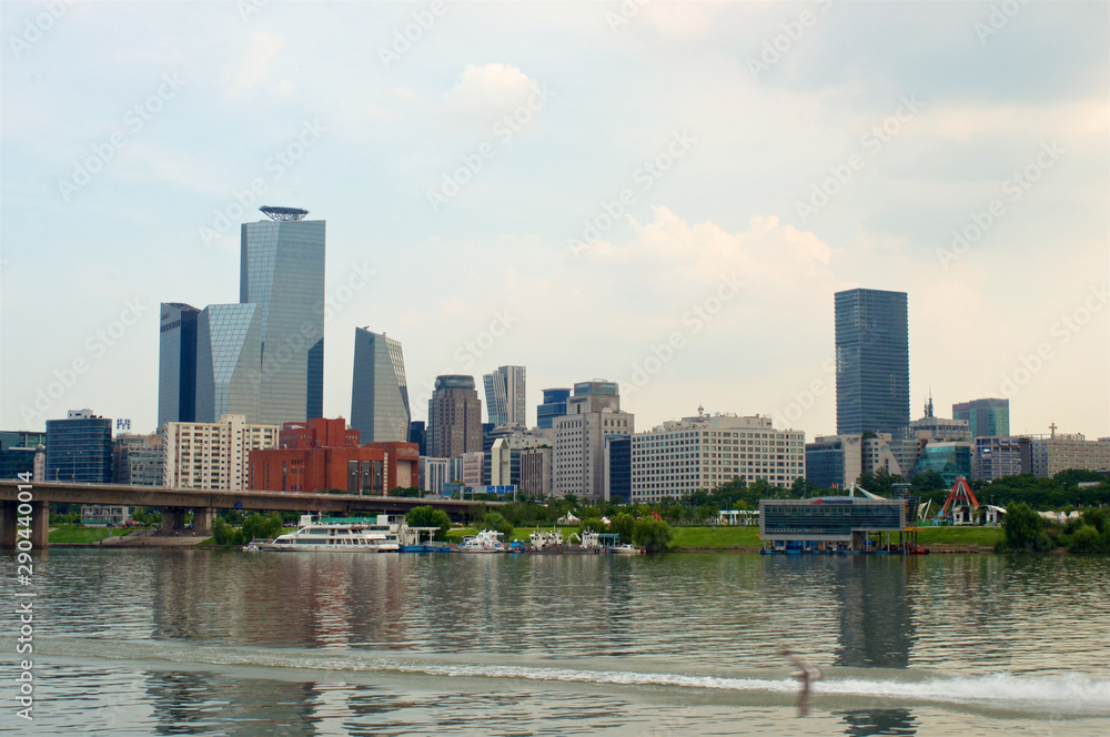 Obraz premium View to Yeoeuido buildings from the Hang river