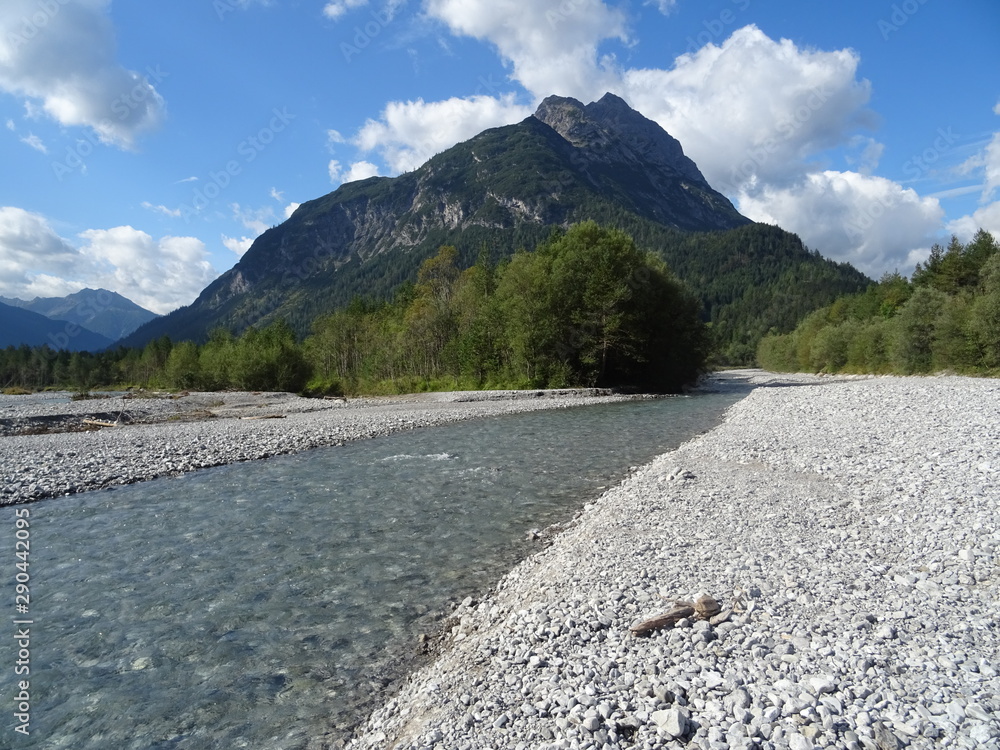 Fototapeta premium fluss lech mit bergen