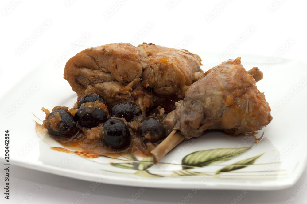 coniglio con olive cotto al forno servito su piatto coniglio con olive cotto al forno servito su piatto