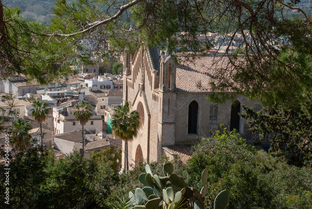 Kathedrale von Arta und Pinienwald auf spanischer Insel Mallorca