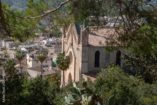 Kathedrale von Arta und Pinienwald auf spanischer Insel Mallorca