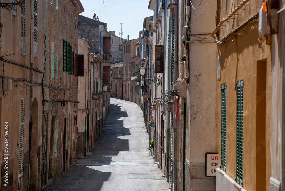 Häuser in leerer Gasse in Arta auf spanischer Insel Mallorca