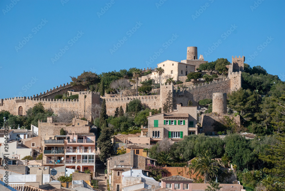 Blick zur Burg von Arta auf spanischer Insel Mallorca