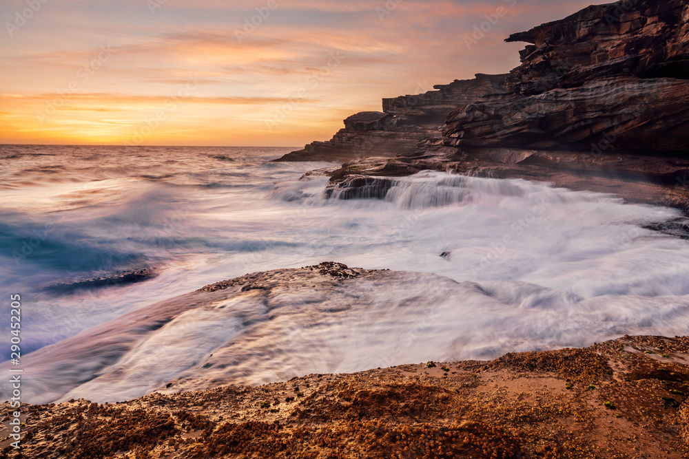 Fototapeta premium Large waves smash against the rocky roastline of Sydney
