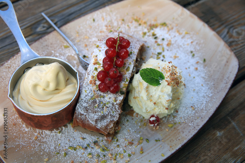 Apfelstrudel mit Vanilleeis und Sahne