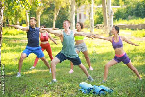 Group of young sporty peopl...