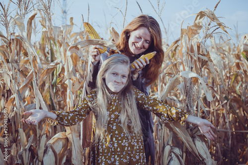 Photo mom and daughter in a corn field