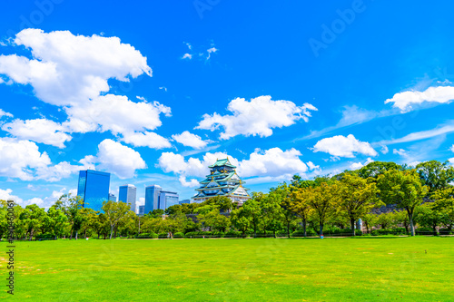 青空と緑の大阪城