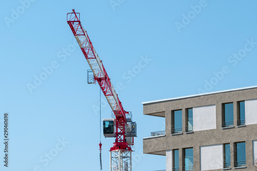 Baustelle und bereits fertiggestellte Wohnhäser im nördlichen Berichs des Mauerparks zwischen den Berliner Sadtteilen Wedding und Penzlauer Berg photo