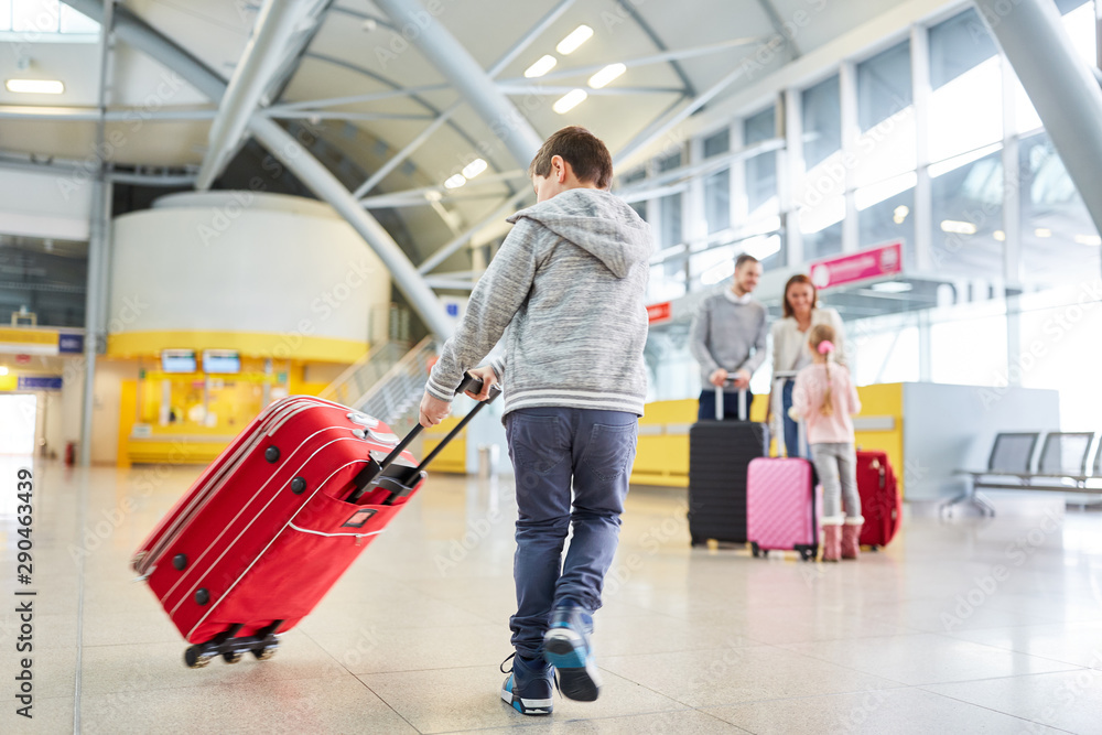 Mit Koffer Zum Flughafen Last Minute stock.adobe.com
