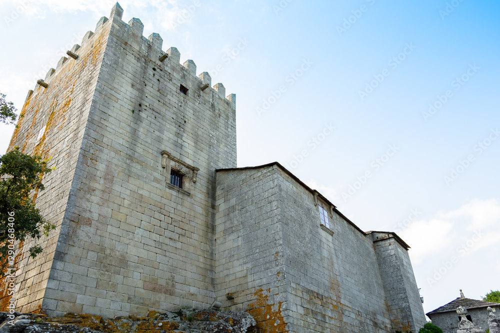 Perspectiva de la torre del homenaje de una fortaleza