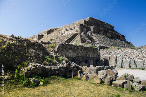 Pyramide zapotèque à Monte Albán, Oaxaca, Mexique photo