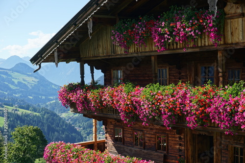 Photos schönes traditionelles Bauernhaus mit Blumenpracht in Alpbach, Tirol, Austria