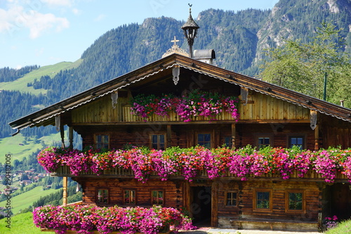 schönes traditionelles Bauernhaus mit Blumenpracht in Alpbach, Tirol, Austria