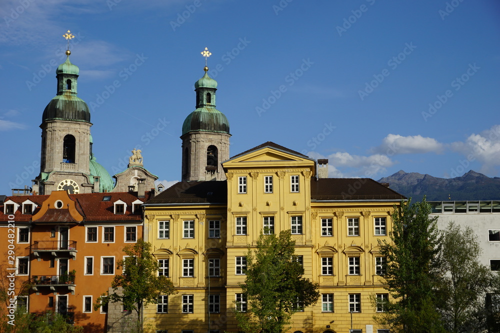 Stadthäuser in Innsbruck mit Kirchtürmen und Bergen