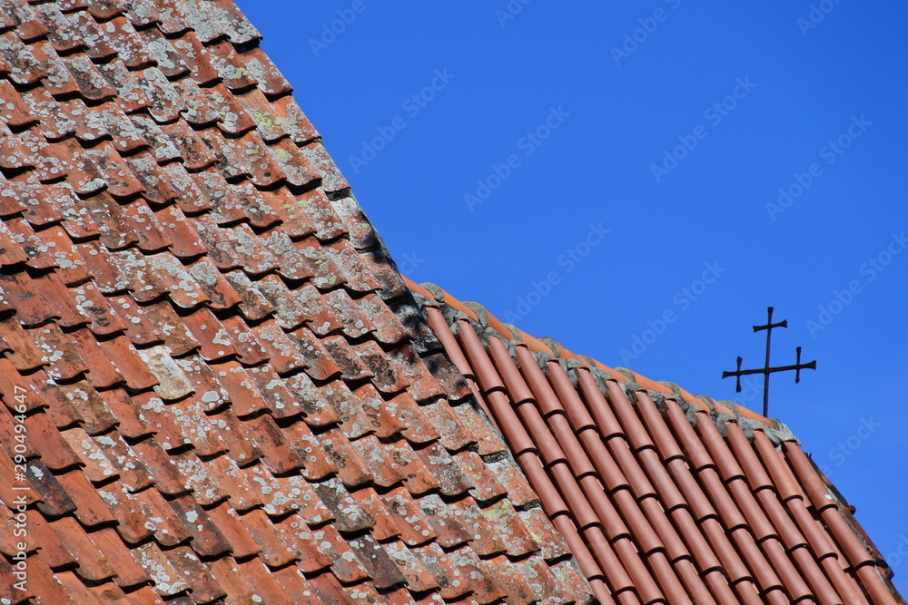 Dach der Kapelle des Kloster Sankt Jürgen in Rambin auf der Insel Rügen Dach der Kapelle des Kloster Sankt Jürgen in Rambin auf der Insel Rügen