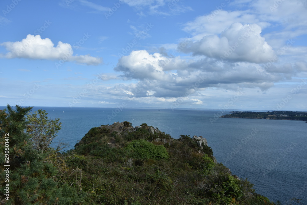 paysage de bord de falaise,ciel bleu / cliff edge landscape, blue sky