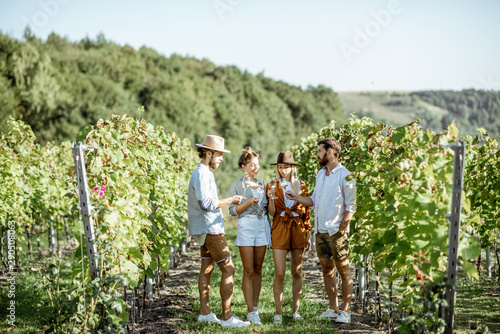 Fotografia Group of young friends dressed casually having fun together, tasting wine on the