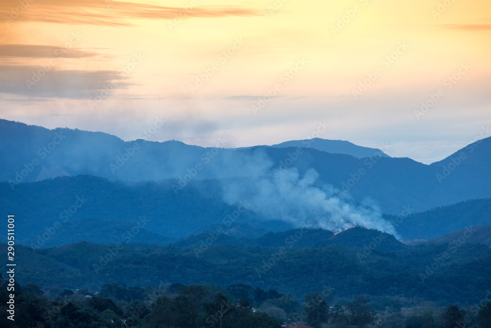 Colina com fogo na floresta Colina com fogo na floresta