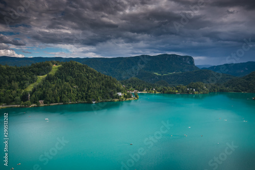 Lago di Bled durante una giornata estiva di pioggia
