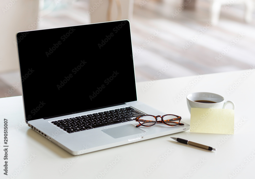 Notizzettel neben einem Laptop und Kaffee steht auf Schreibtisch im ...