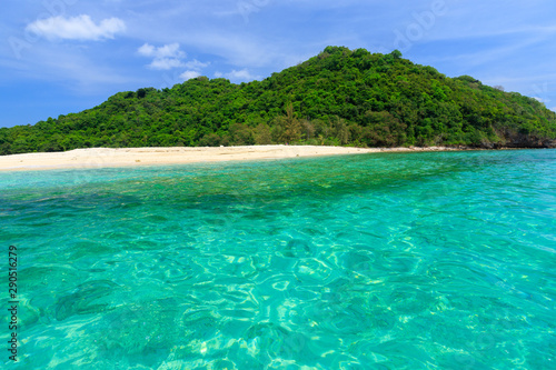 Fototapeta Naklejka Na Ścianę i Meble -  Clear turquoise tropical sea