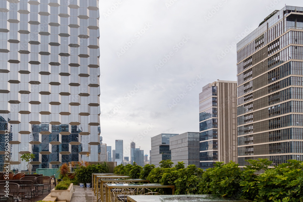 Obraz premium View of the metropolis from the rooftop cafe